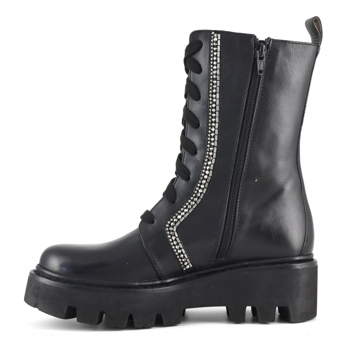 Anfibio in pelle con ricamo bordi e suola extra light