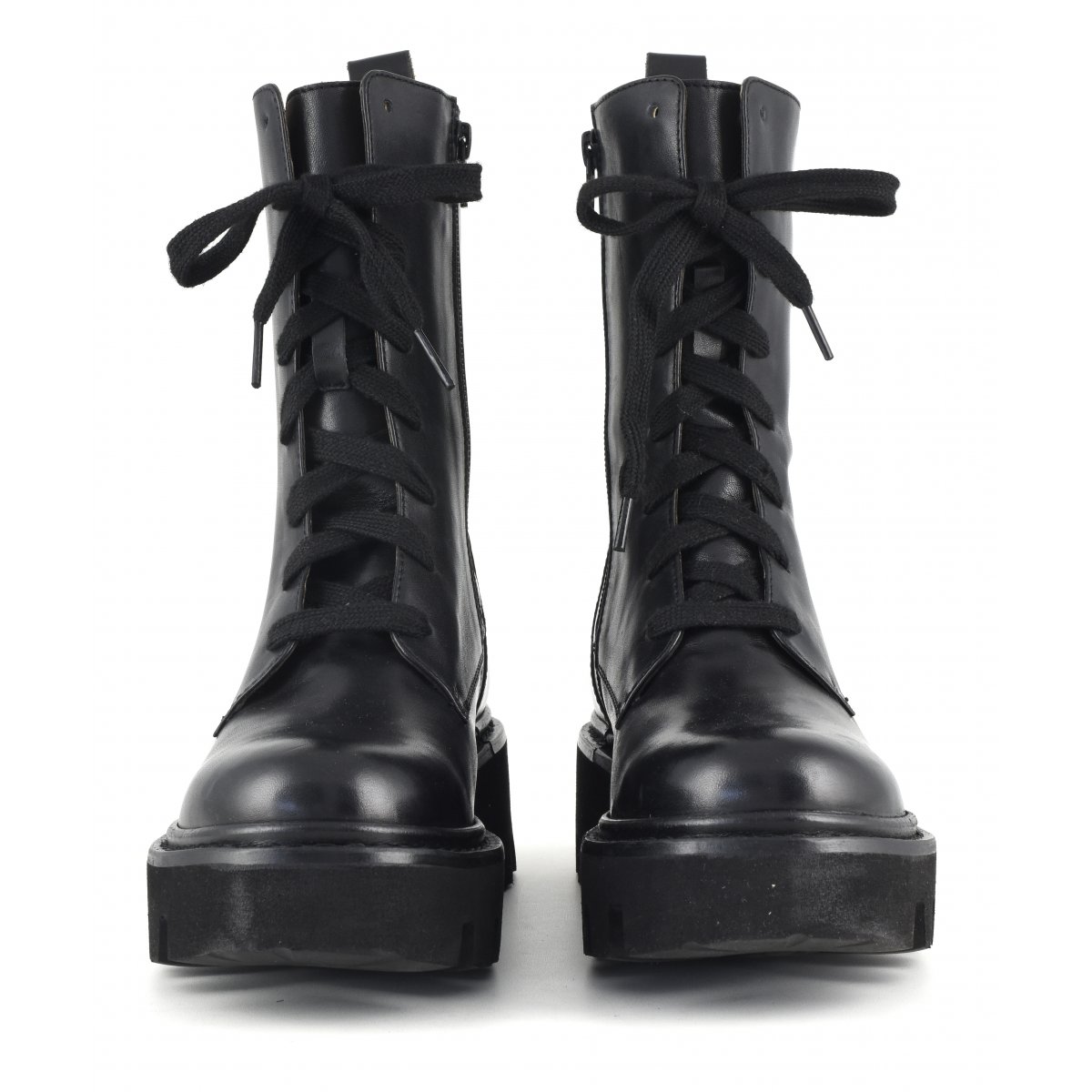 Anfibio in pelle con ricamo posteriore e suola extra light