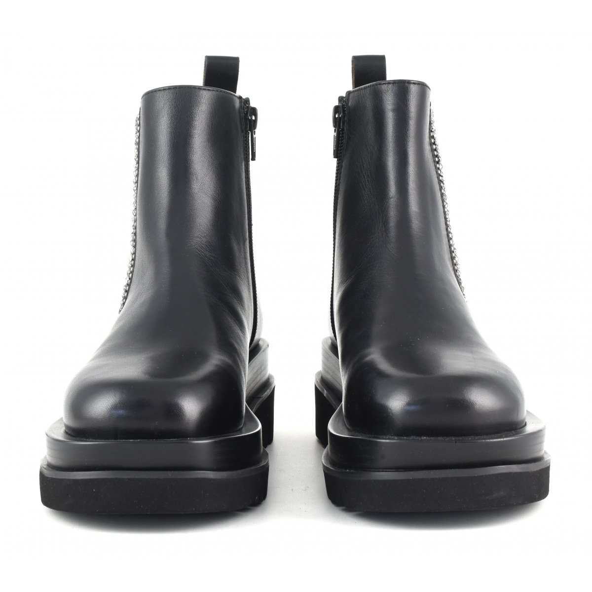 Stivaletto con ricamo laterale e zip interna