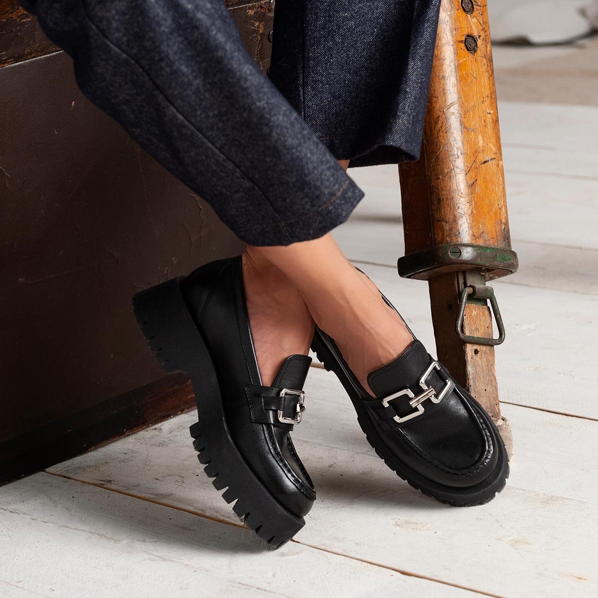 Mocassino in pelle con suola alta