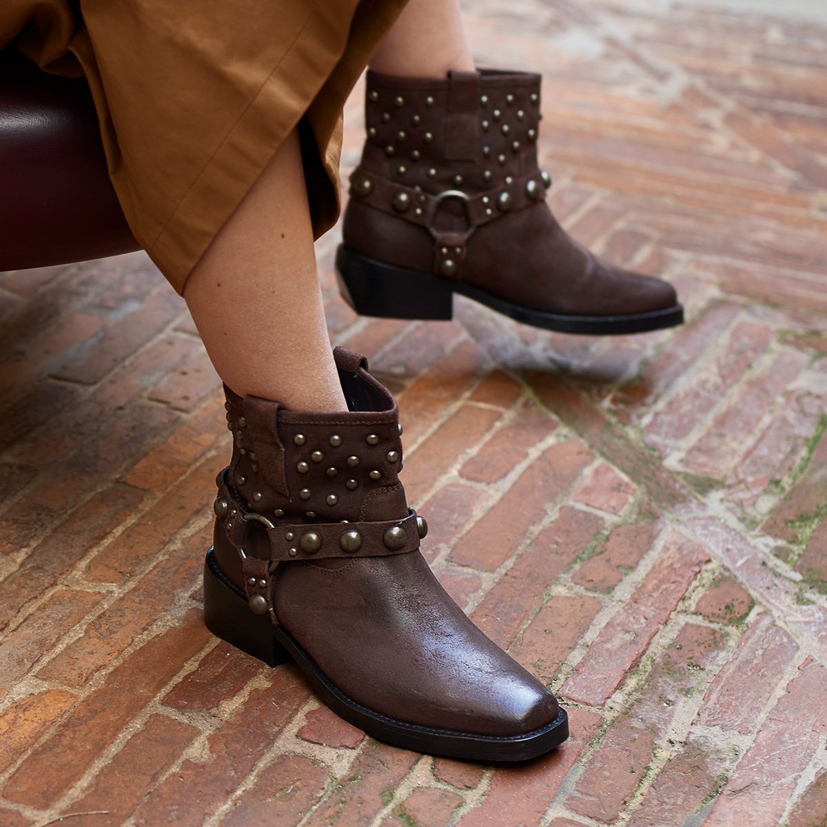 Stivale Frye con borchie