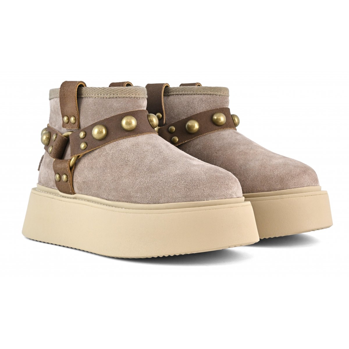 Stivale su suola platform con borchie