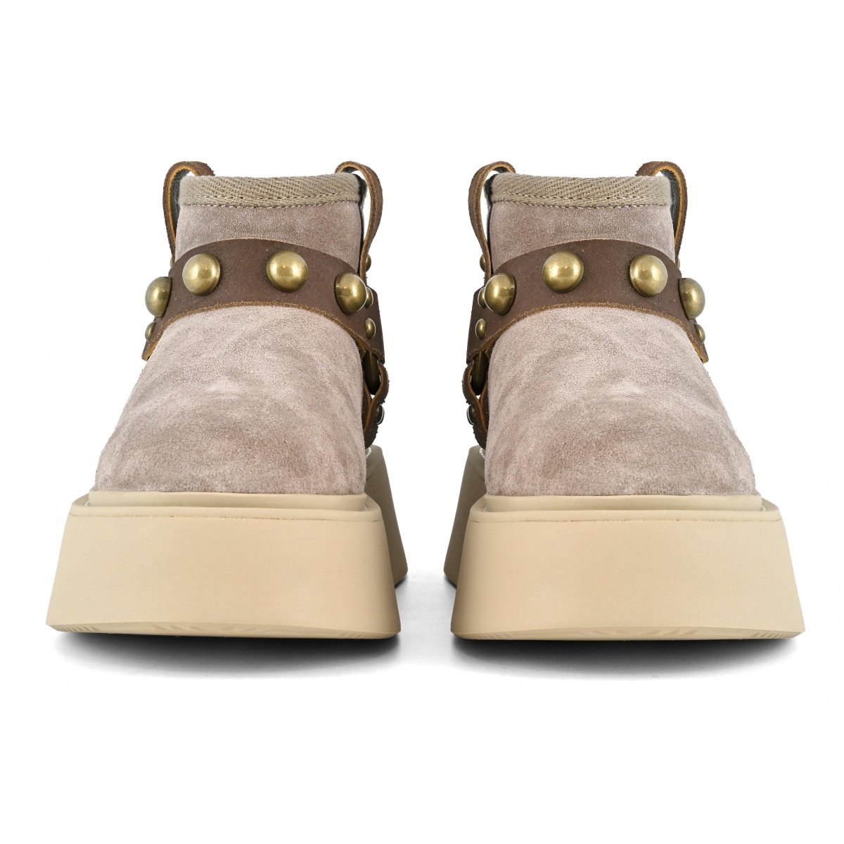 Stivale su suola platform con borchie