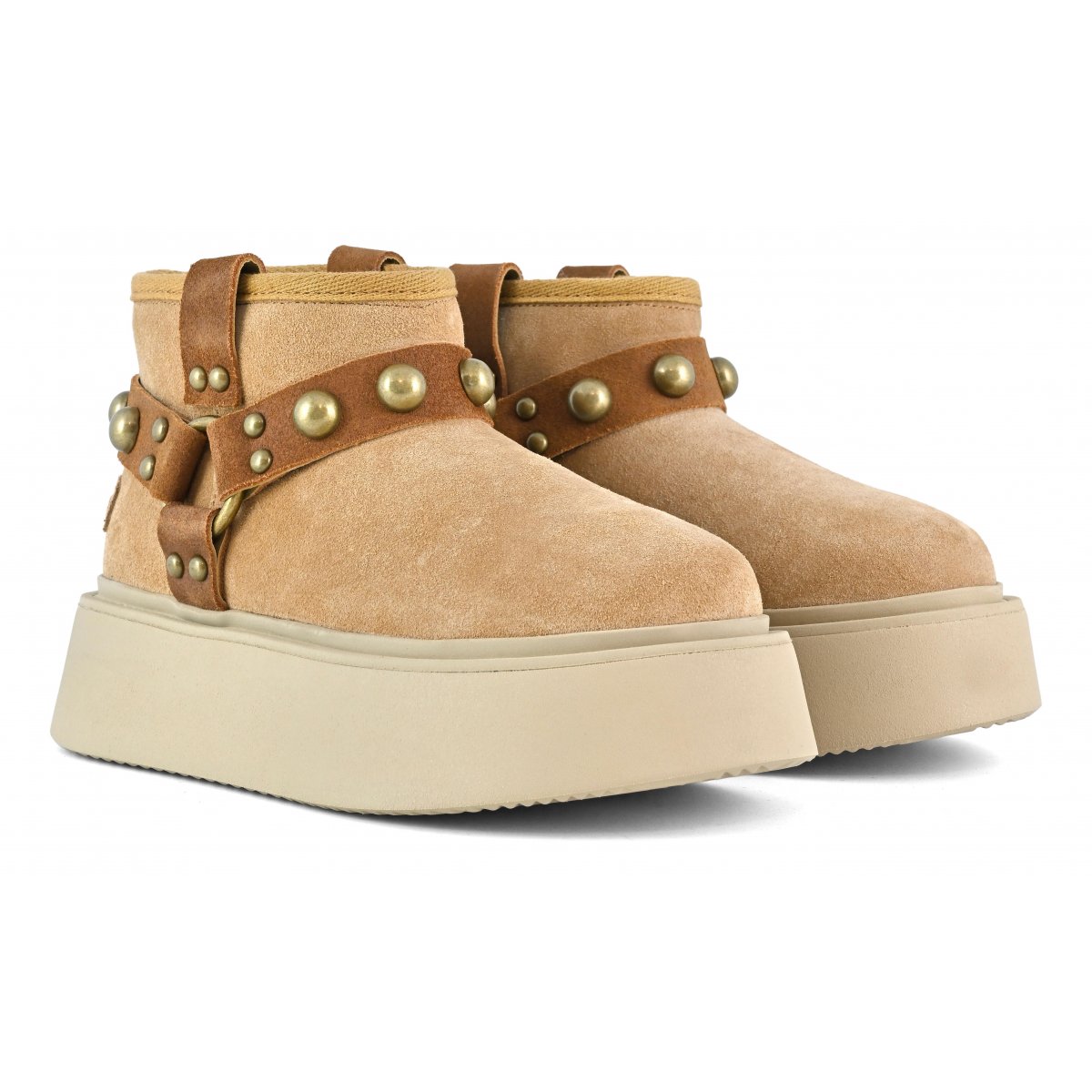 Stivale su suola platform con borchie