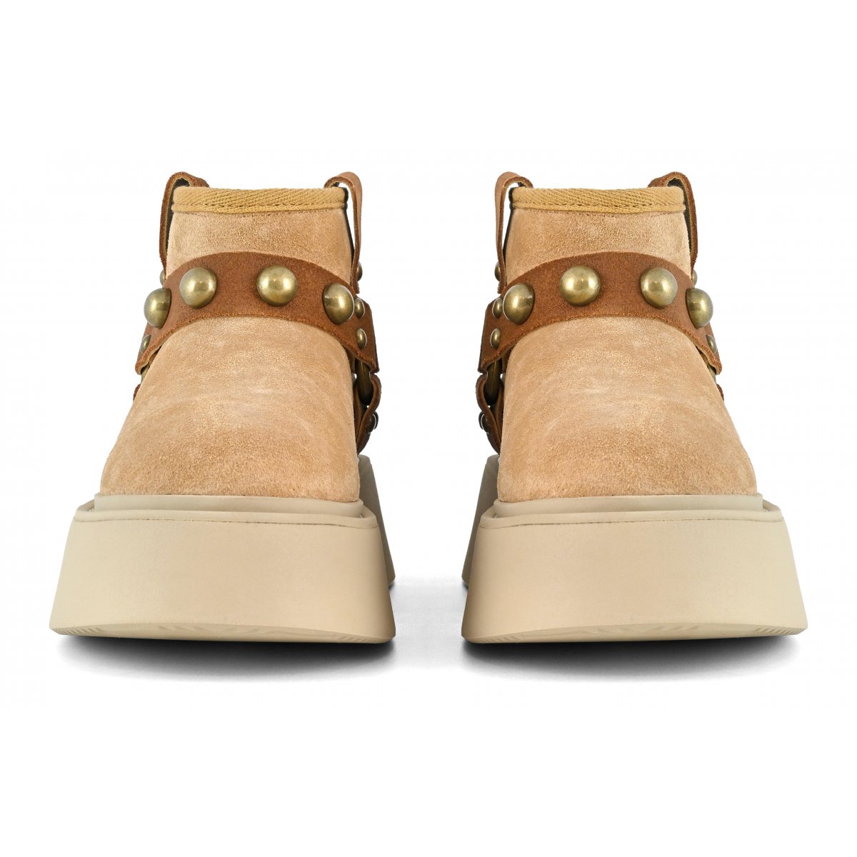 Stivale su suola platform con borchie