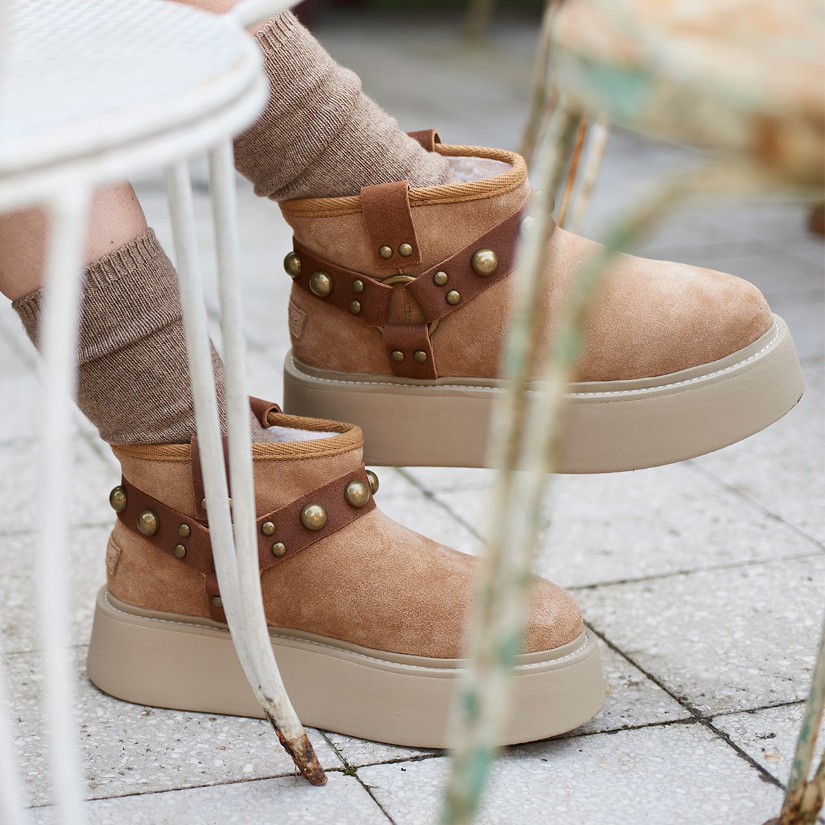 Stivale su suola platform con borchie
