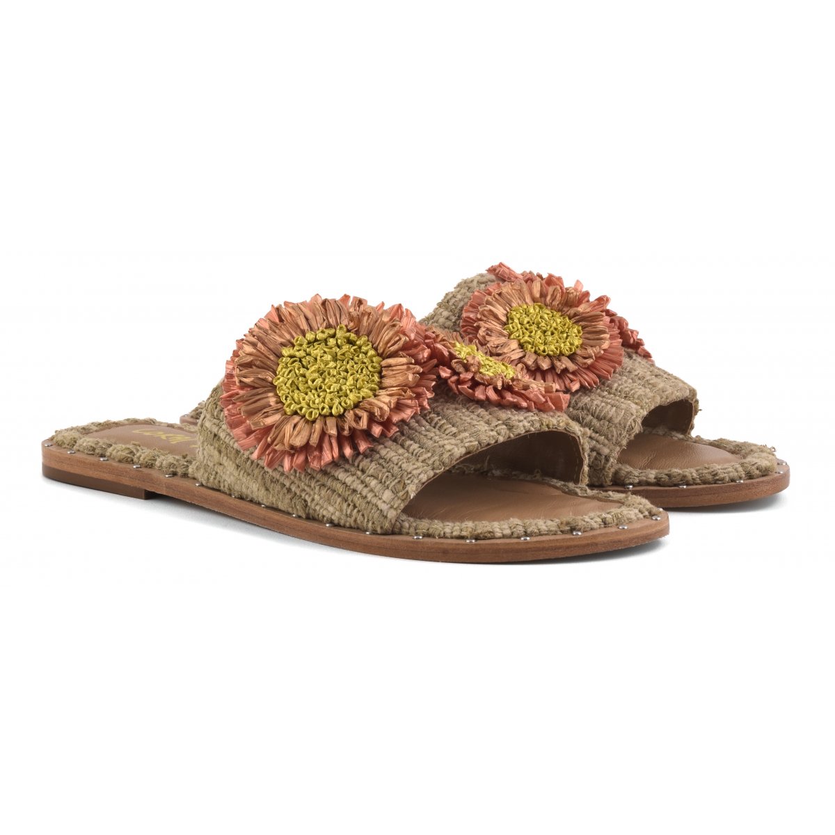 Sandalo in seta grezza con accessori in raffia