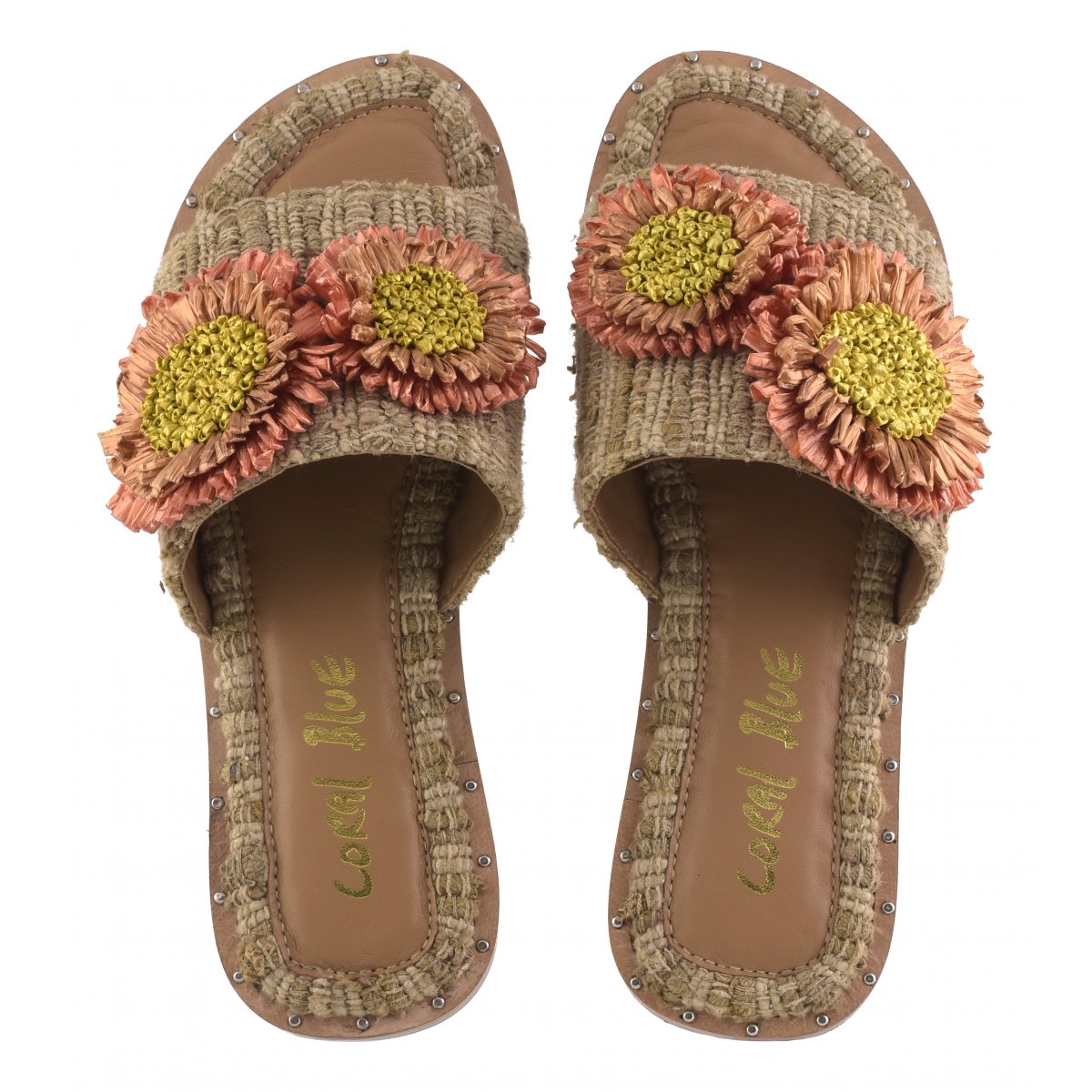 Sandalo in seta grezza con accessori in raffia