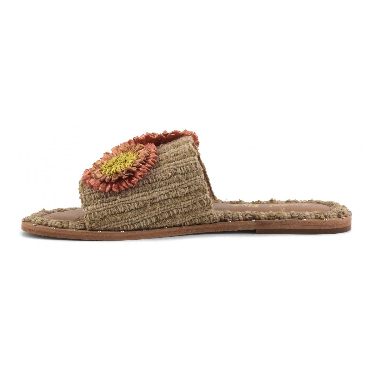 Sandalo in seta grezza con accessori in raffia