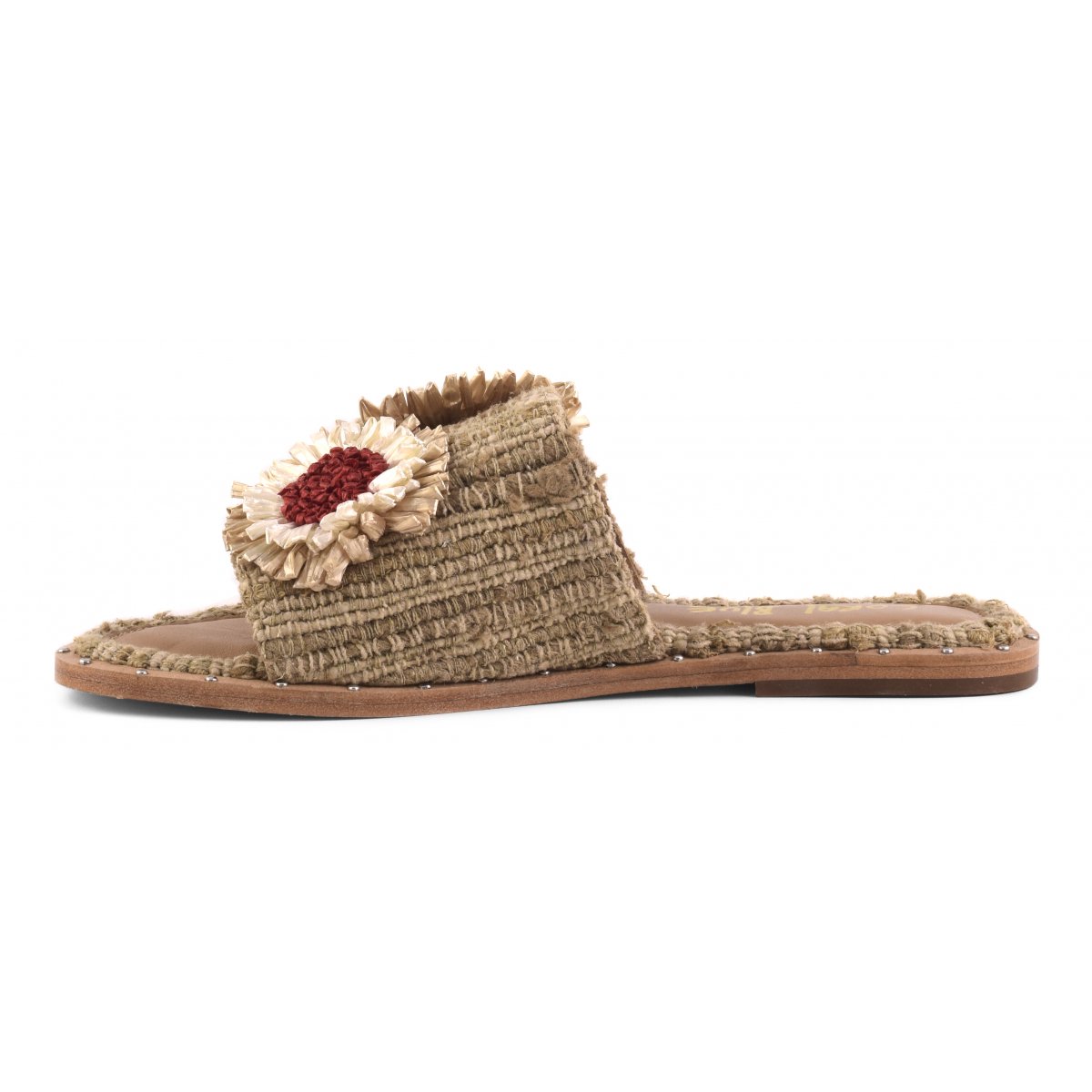Sandalo in seta grezza con accessori in raffia