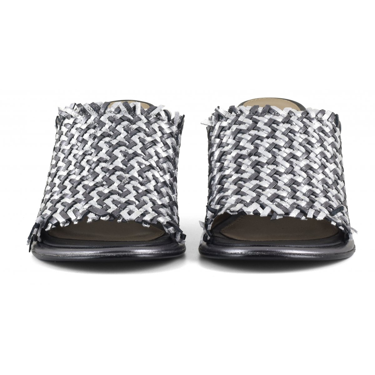 Sandalo monofascia con tacco pelle intrecciata