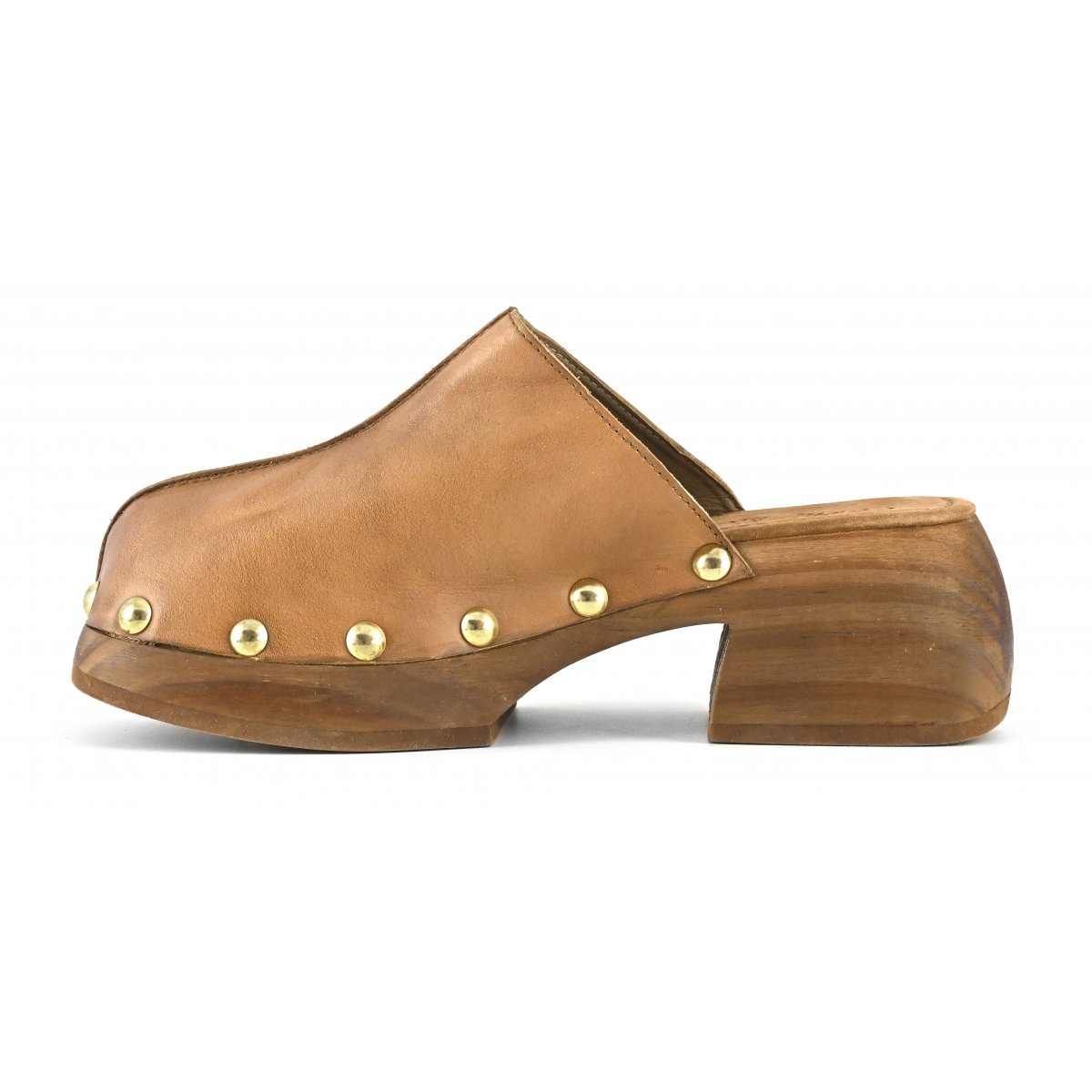 Zoccolo in legno con borchie