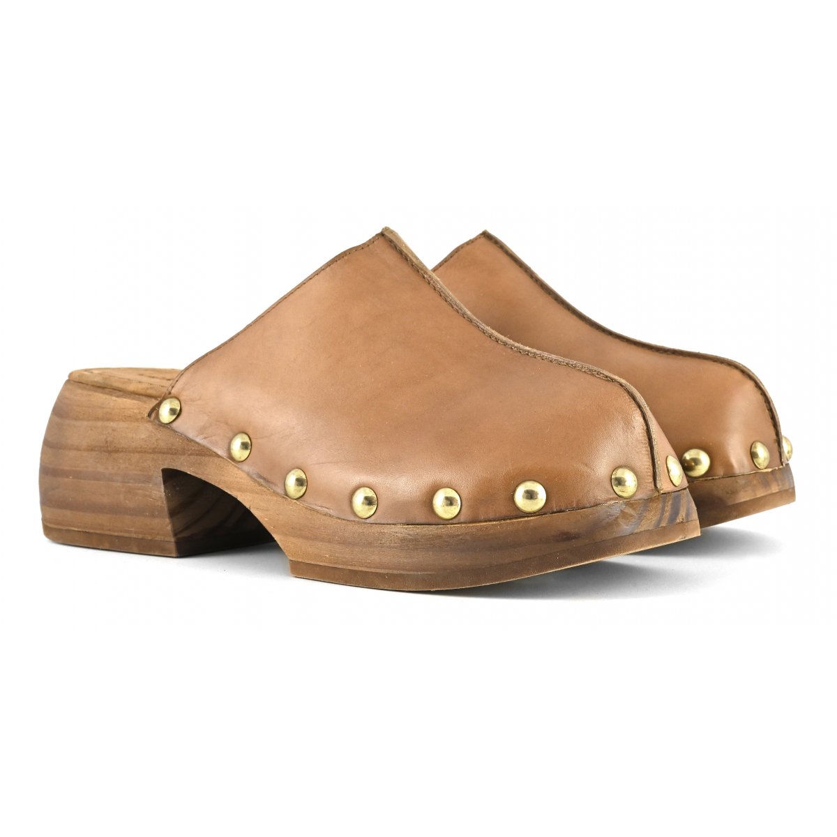 Zoccolo in legno con borchie