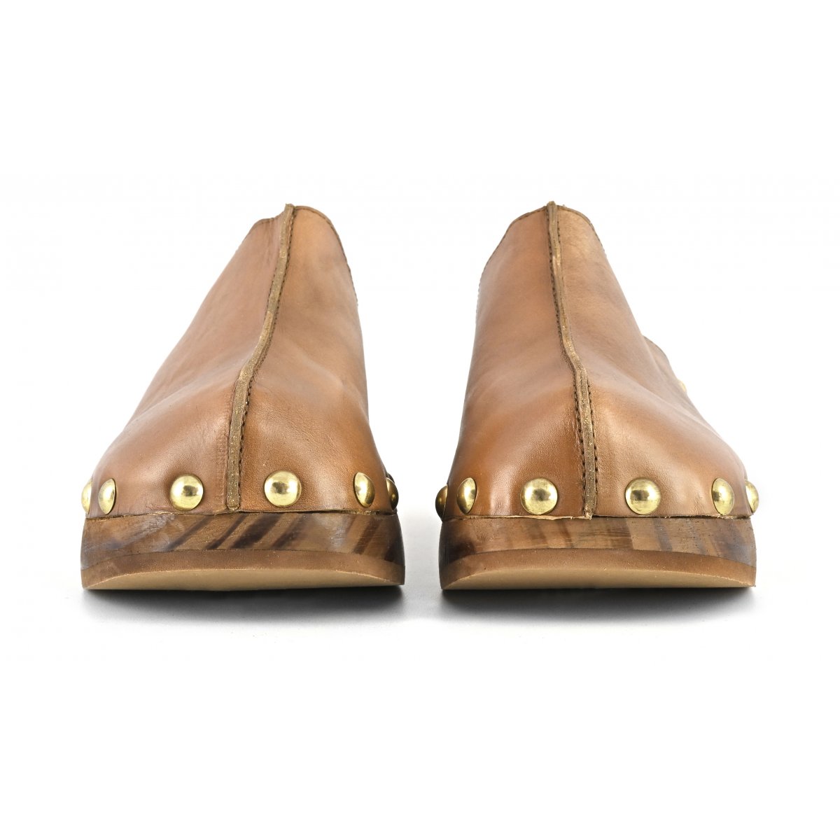 Zoccolo in legno con borchie