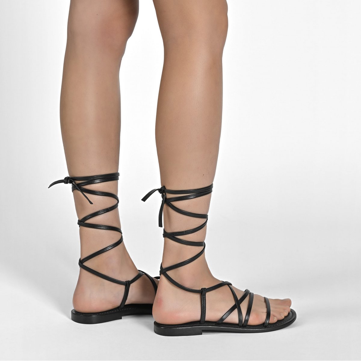 Sandalo in pelle alla schiava