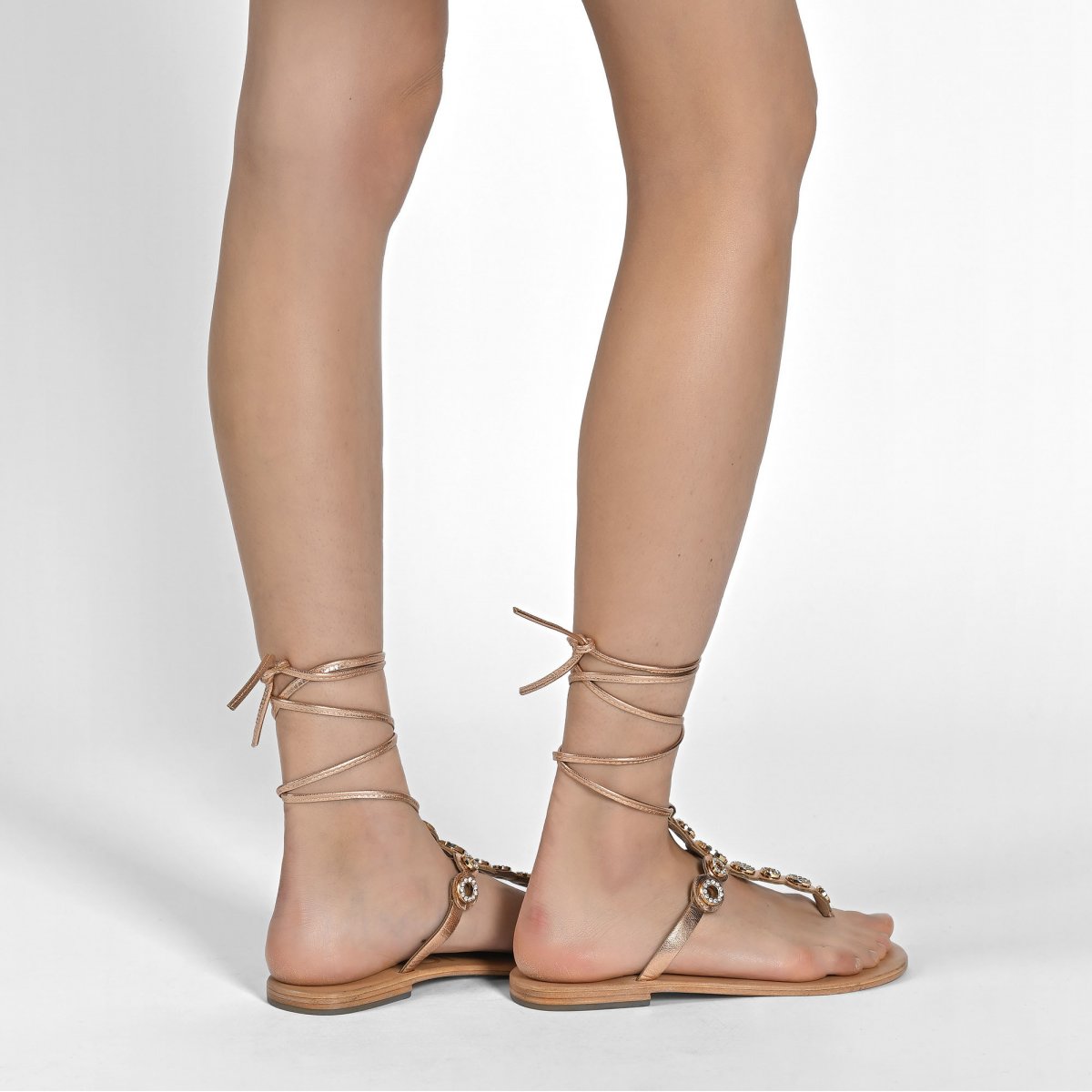 Sandalo infradito con laccio e occhielli gioiello