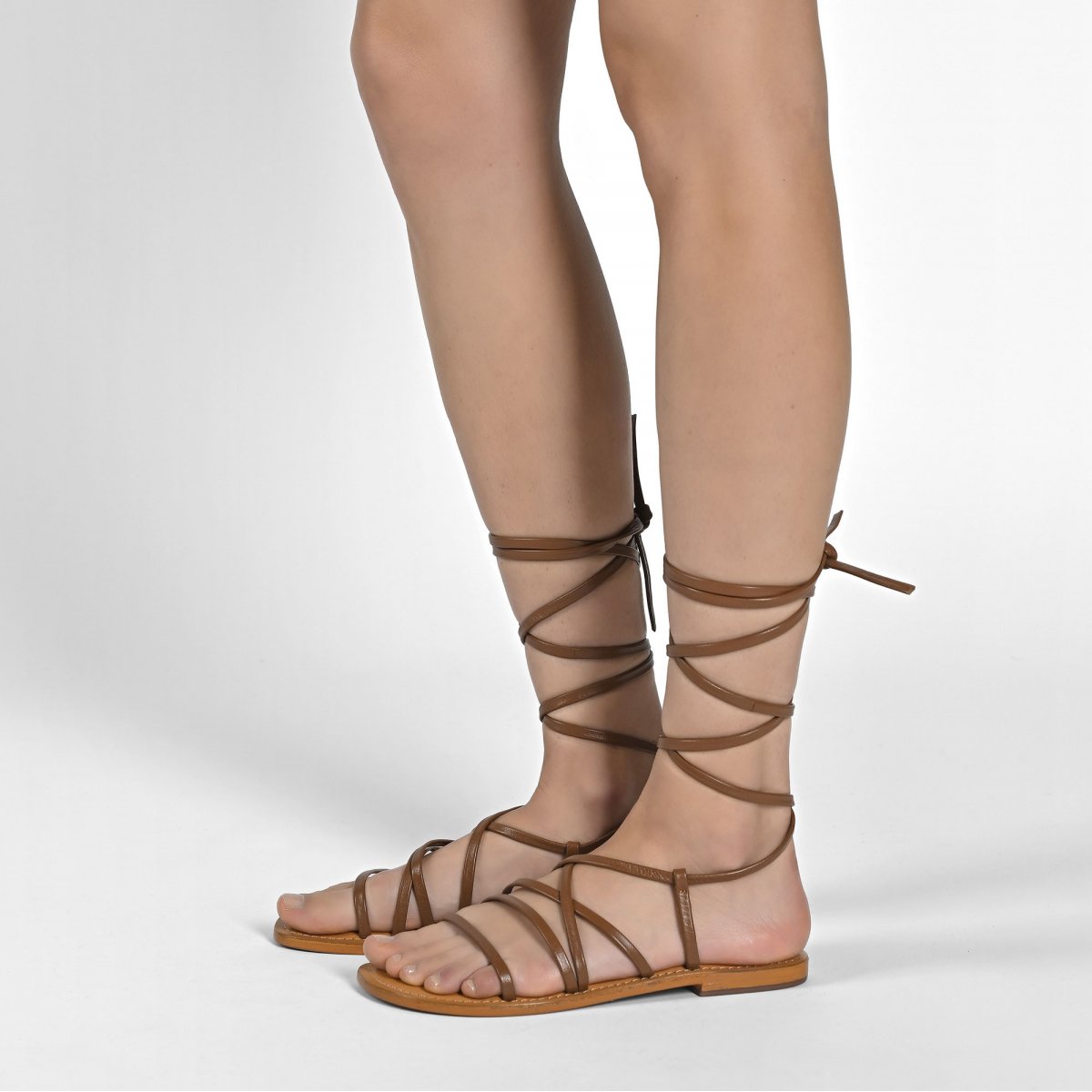 Sandalo in pelle alla schiava