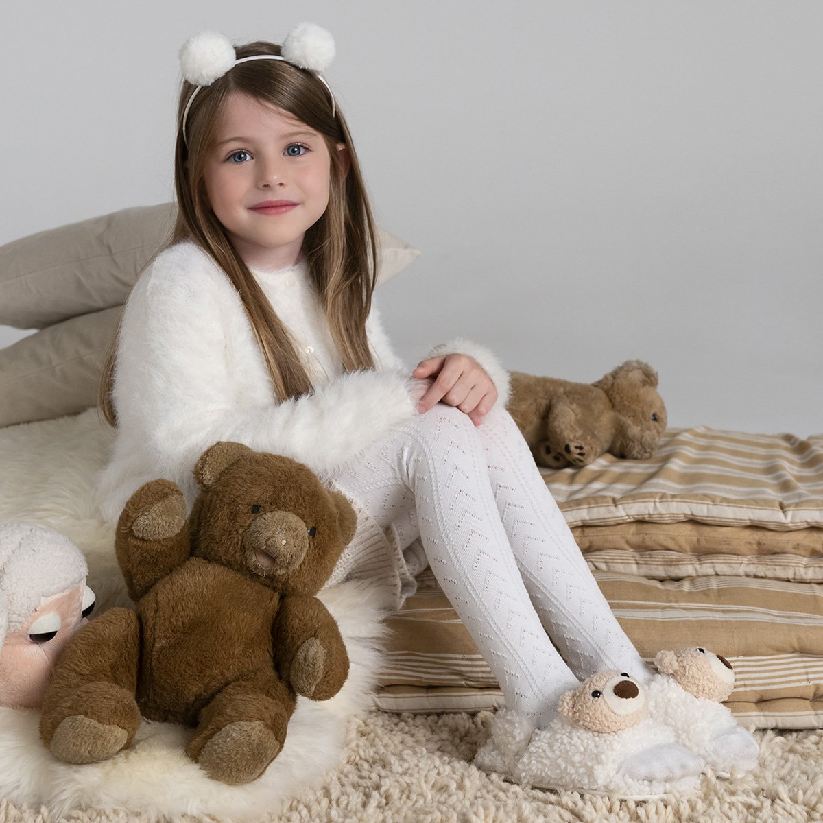 Slippers en fourrure avec petit ours en peluche et fermeture derrière le talon