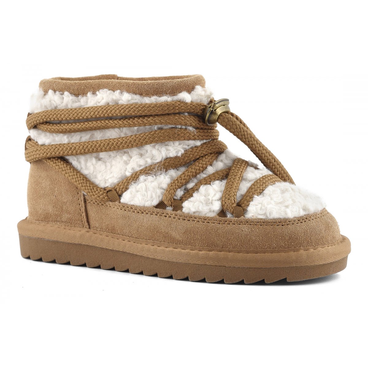 Winter boot laced