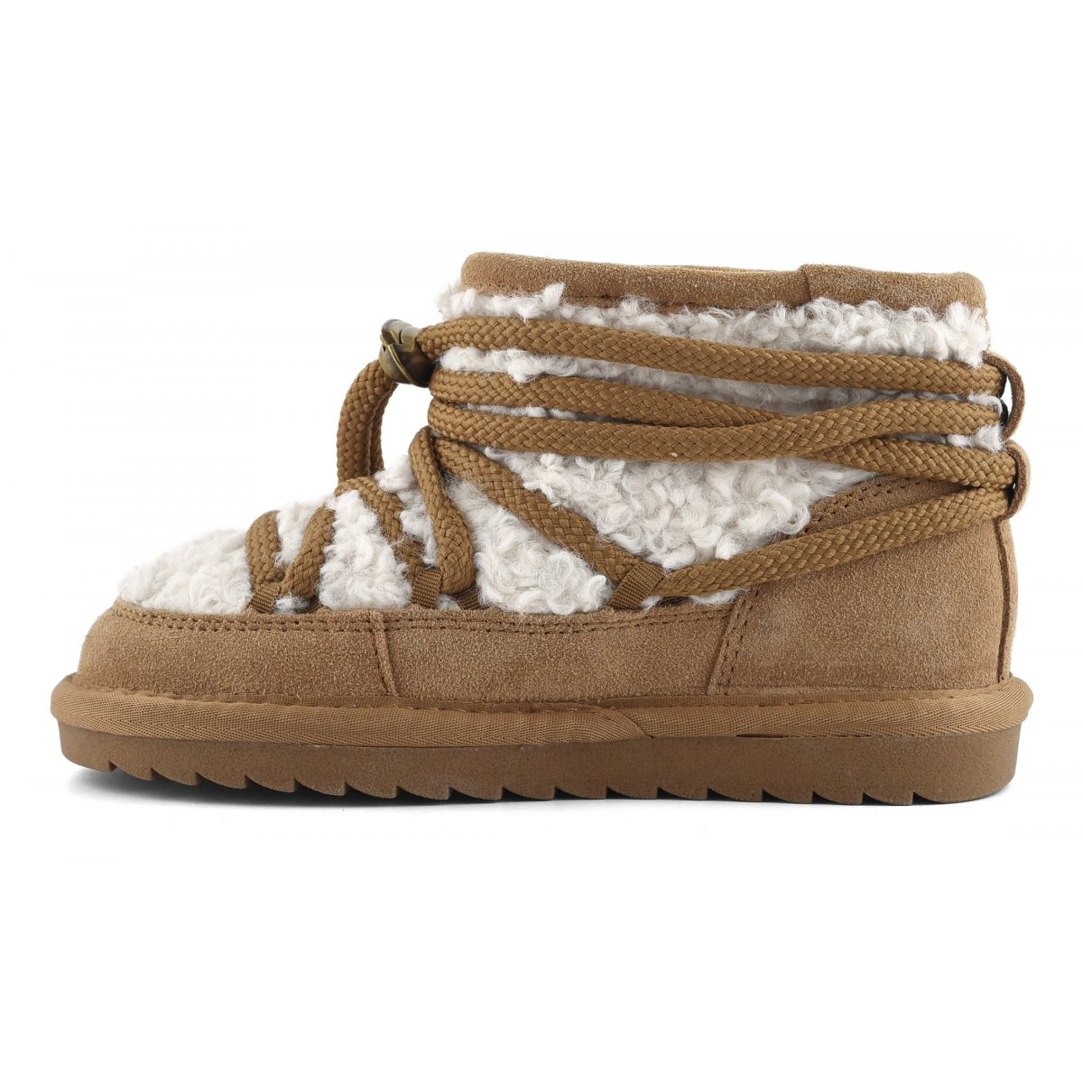 Winter boot laced