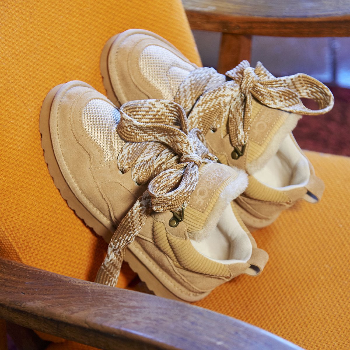 Baskets en daim avec maxi lacets