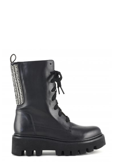 Leather boot with embroidery and laces and extra light outsole