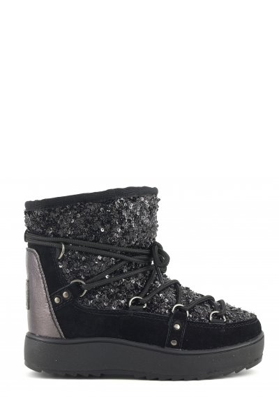Snowboots with sequins and laces