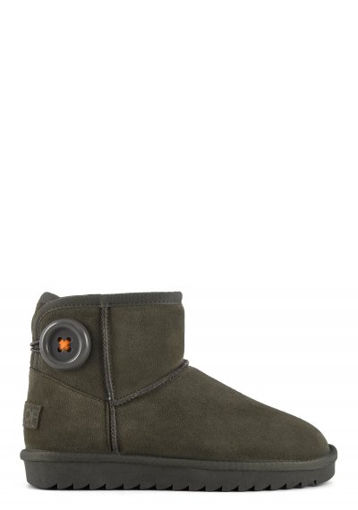 Winter boot with button accessory