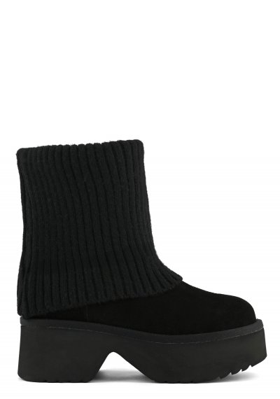 Winter ankle boot with plateau outsole