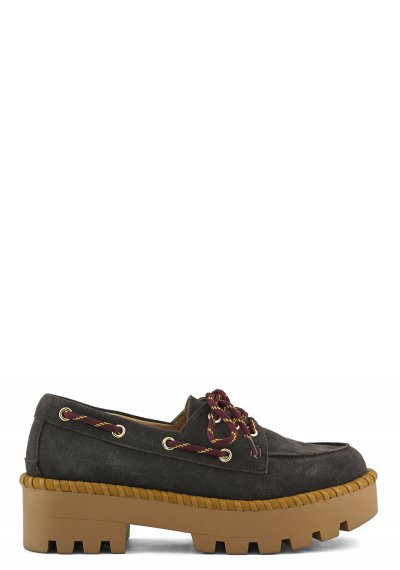 Boat shoe in cow suede