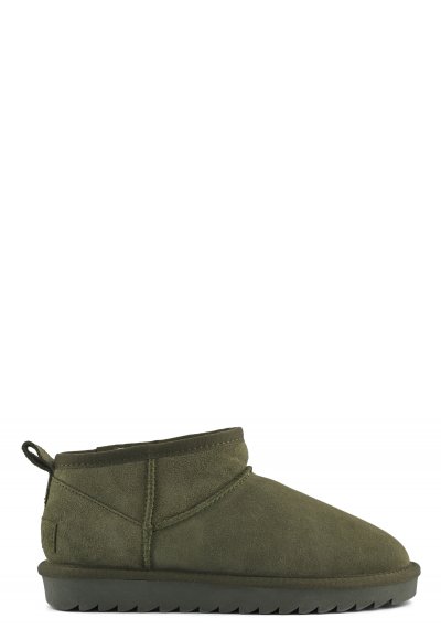 Short winter boot in suede