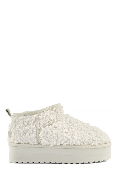 Platform winter boot with teddy fur